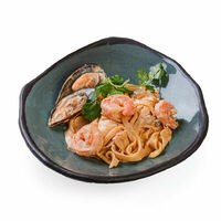 Лапша ручной работы с морепродуктами в соусе том ям в Чина