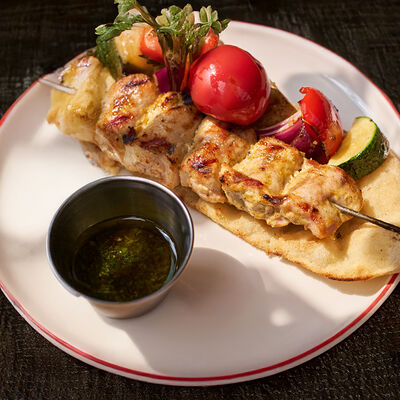 Шашлык из курицы, печеные овощи, соус томаный в Dacha restaurant по цене 990 ₽