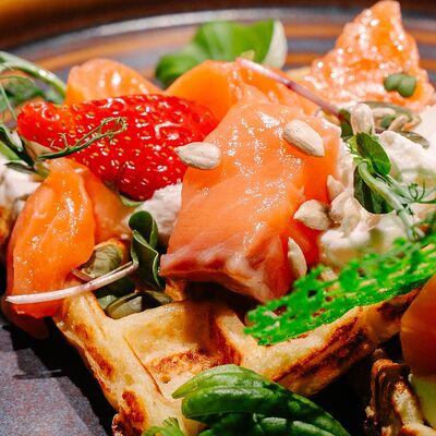 Картофельные вафли с сыром рикотта и слабосоленой семгой в Ярды Superbar по цене 850 ₽