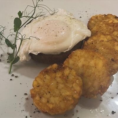 Бифштекс по-Дрезденски в Генрих и Генриетта по цене 490 ₽