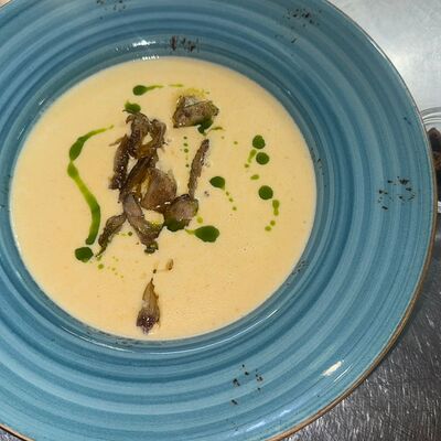 Гороховый крем-суп с копчеными свиными рёбрамив СтругановЪ по цене 540 ₽