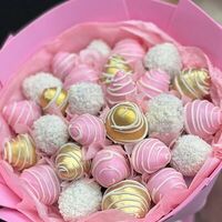 Клубничный букет Розово-золотой в Mosberry