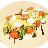 Салат с филе цыпленка в маринаде в Tempo Della Pizza