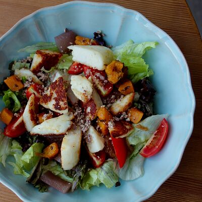 Салат с жареным халлуми, карамельной грушей и тыквой в Хюгге Сырный ресторан по цене 730 ₽