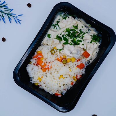 Бефстроганов куриный с рисом и овощами в Два зерна по цене 378 ₽