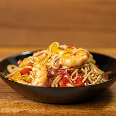 Лапша чоу мейн с тигровыми креветками в Wok & Box по цене 699 ₽