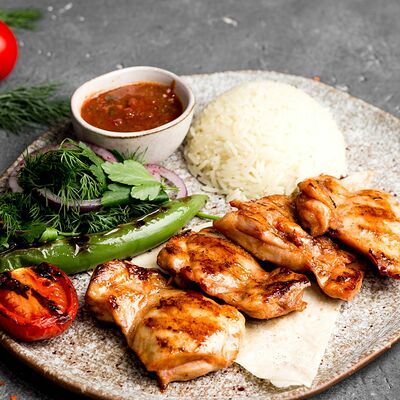 Филе фермерского куриного бедра с гарниром в A Food по цене 480