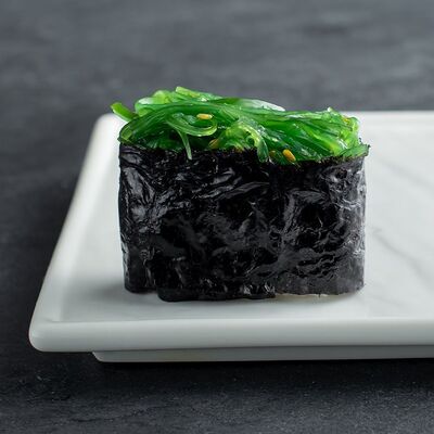 Суши традиционные Водоросли чука в CRAZY SUSHI по цене 199 ₽