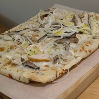 Римская пицца с курицей и грибами шиитаке в Море