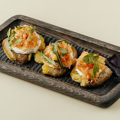 Горячий тапас из семги, картофеля и крем-чиза в Siesta по цене 490 ₽