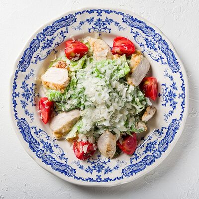 Цезарь с курицей в Шале Берёзка по цене 950 ₽