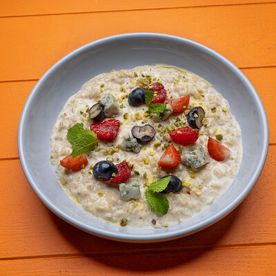 Геркулесовая каша с сыром Дорблю и ягодами в Сорренто by Novikov по цене 550 ₽
