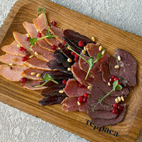 Нарезка из сыровяленой дичи: медведь, окорок олений, кабан, филе утки и мясо глухаря в Терраса