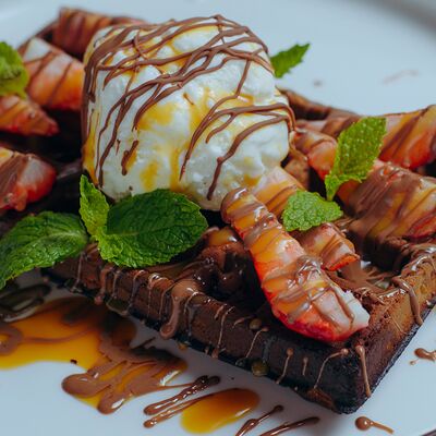 Шоколадные вафли с ванильным муссом в Роланд по цене 810 ₽