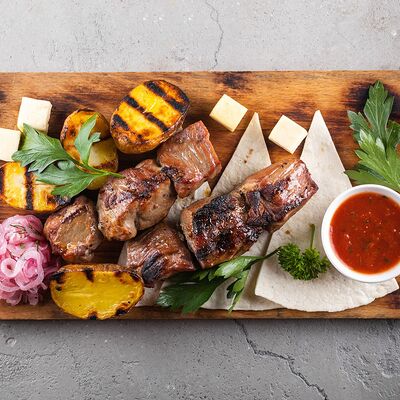 Шашлык из cвинoй шеи в Мангал по цене 680 ₽