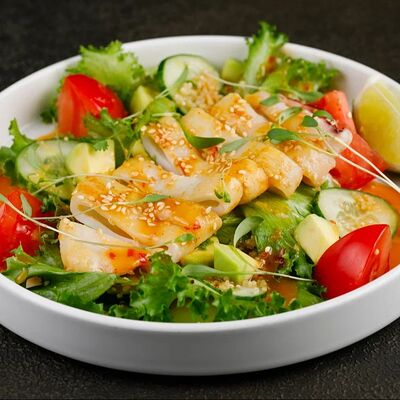 Салат с кальмаром гриль в Пхипхи по цене 630 ₽