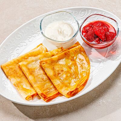 Блинчики с медом, клубничным вареньем и фермерской сметаной в Этажи по цене 450 ₽