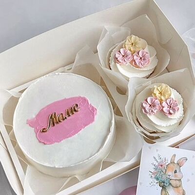 Бенто-торт + 2 капкейка-тортика в стаканчике для мамы, бабушки, крестной на день рождения, юбилей, день матери с цветами в О! Тортик по цене 3099 ₽