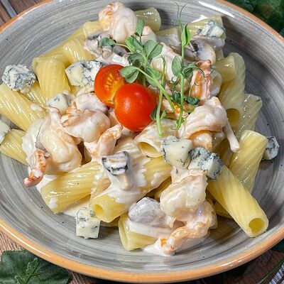 Паста тортильони с креветками и курицей в сливках с сыром дорблю в Cubby Bar по цене 660 ₽