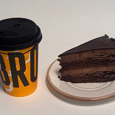 Кофе и Торт тройной шоколад Чизберри в Do.bro coffee по цене 960 ₽