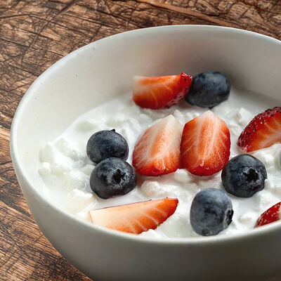 Два творога, малиновое варенье, ягоды в Айна по цене 860 ₽