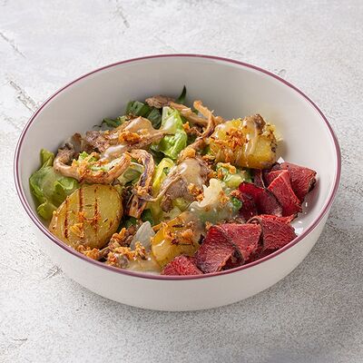 Салат с пастрами из говядины и печеным картофелем в Шоколадница по цене 690 ₽