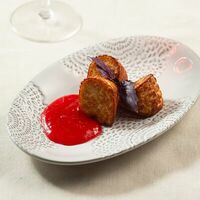 Жареный сыр с томатным джемом в Инжир