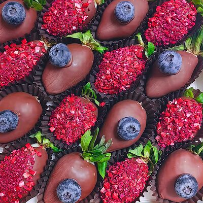 Набор клубника в шоколаде классик голубикав Мос клубника в шоколаде по цене 3200 ₽