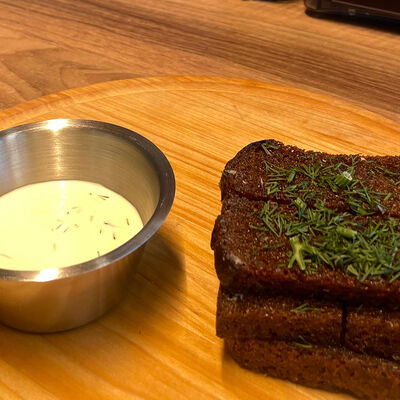 Гренки с чесноком в RED FOOD фастфуд маркет по цене 210 ₽