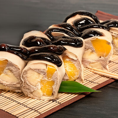 Сладкий ролл Персик-Банан шоколад в Yorokobi по цене 450 ₽