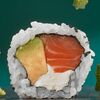 Ролл с лососем и авокадо в Sushi Please по цене 990