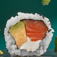 Ролл с лососем и авокадо в Sushi Please