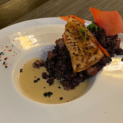 Черное ризотто с креветками, лососем и сыром пармезан в Per Se по цене 1750 ₽