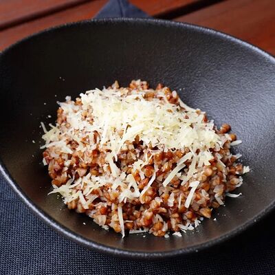 Греча с пармезаном и яйцом пашотв Nyen по цене 390 ₽