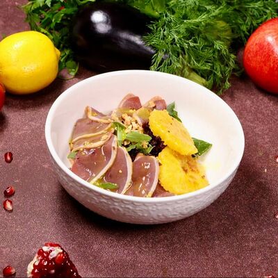 Салат с вяленой утиной грудкой и карамелизированными апельсинами в Чичилаки по цене 790 ₽