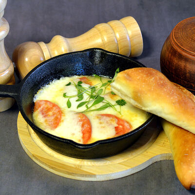 Запеченный сулугуни с томатами в Грузия и вино по цене 500 ₽