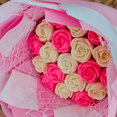 Съедобный шоколадный букет из роз Розовый и белый в Мистер пряничек по цене 2500 ₽