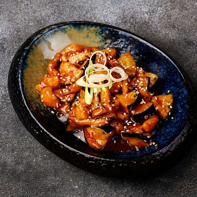 Курица с баклажанами в Sushi & More по цене 420 ₽