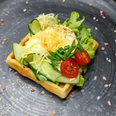 Картофельная вафля с яйцом Бенедикт в ЧиллМил по цене 470 ₽