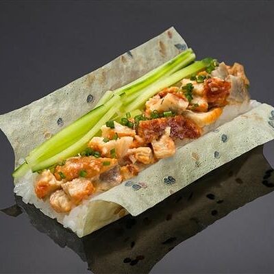 Хенд-ролл с копченым угрем в остром соусе в маменори в Bluefin по цене 870 ₽