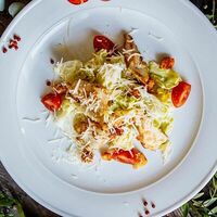 Салат Цезарь с курицей в Чаплин