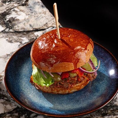 Бургер с томленой говядиной в Hookah Place по цене 900 ₽