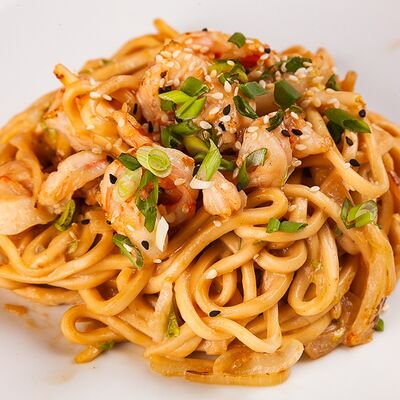 Лапша в сливочном соусе с креветками в Mr. Kim по цене 600 ₽