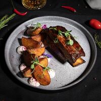 Томленное ребро мраморного бычка в соусе BBQ в Ребро
