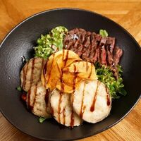 Теплый салат с говядиной и сливочно-грибным соусом в Гриль-бар Бикью