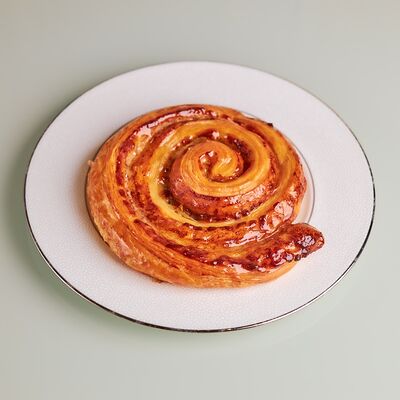Улитка с корицей в NIQA Patisserie & Cafe по цене 340 ₽