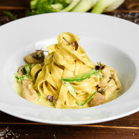 Тальятелле с курицей и грибами в соусе карри в Villa Pasta