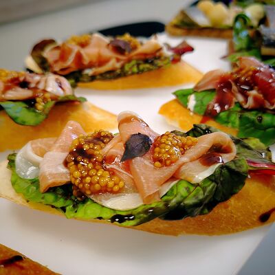 Брускетта с пармской ветчиной в Лавр по цене 199 ₽