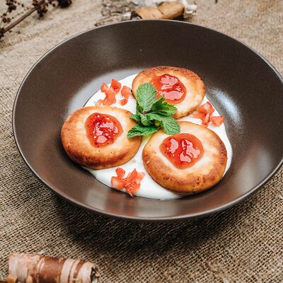 Сырники со сметанным кремом и ягодами в Кафе-парк Теремок по цене 245 ₽