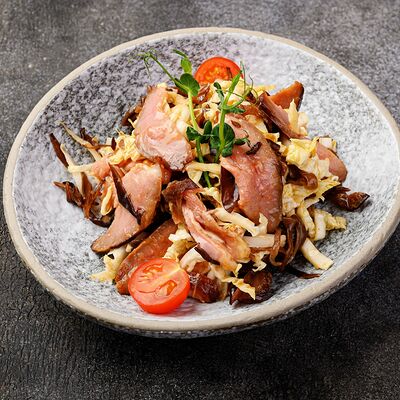 Салат с уткой по-пекински в Sushi & More по цене 420 ₽